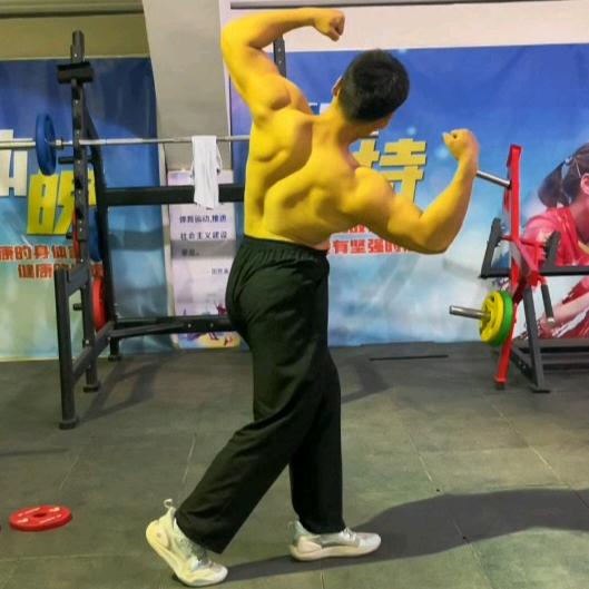 小凡没有三角肌