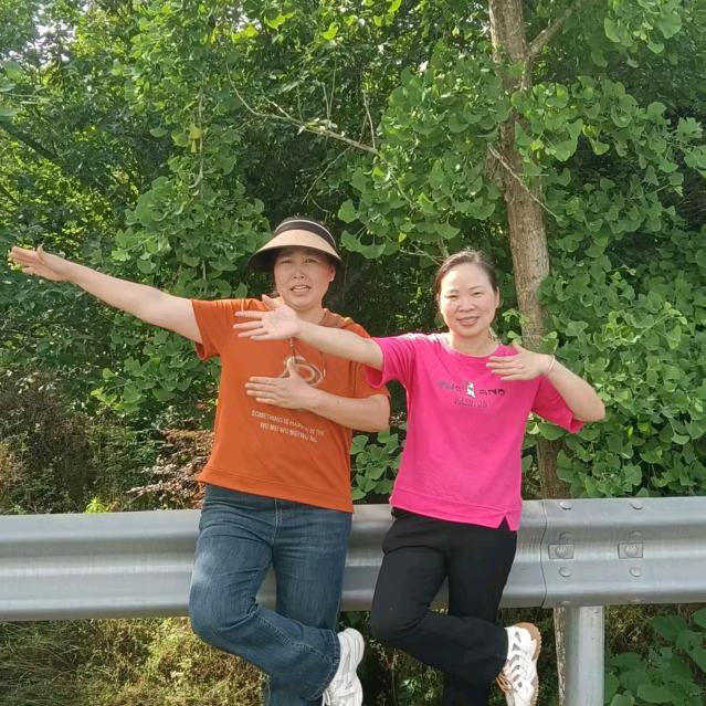 敏姐，喜欢唱歌跳舞，