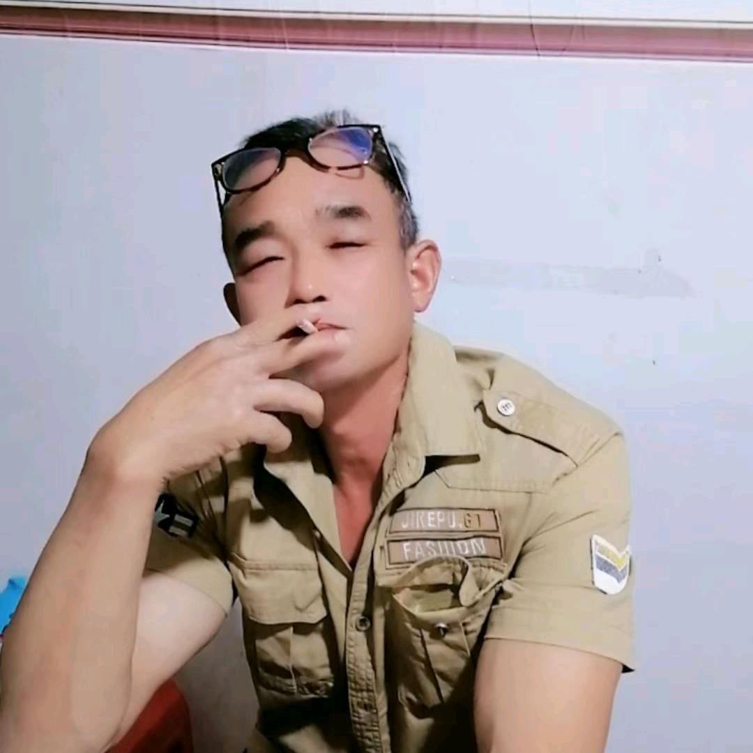 牛哥，专业真石漆水泡砂。