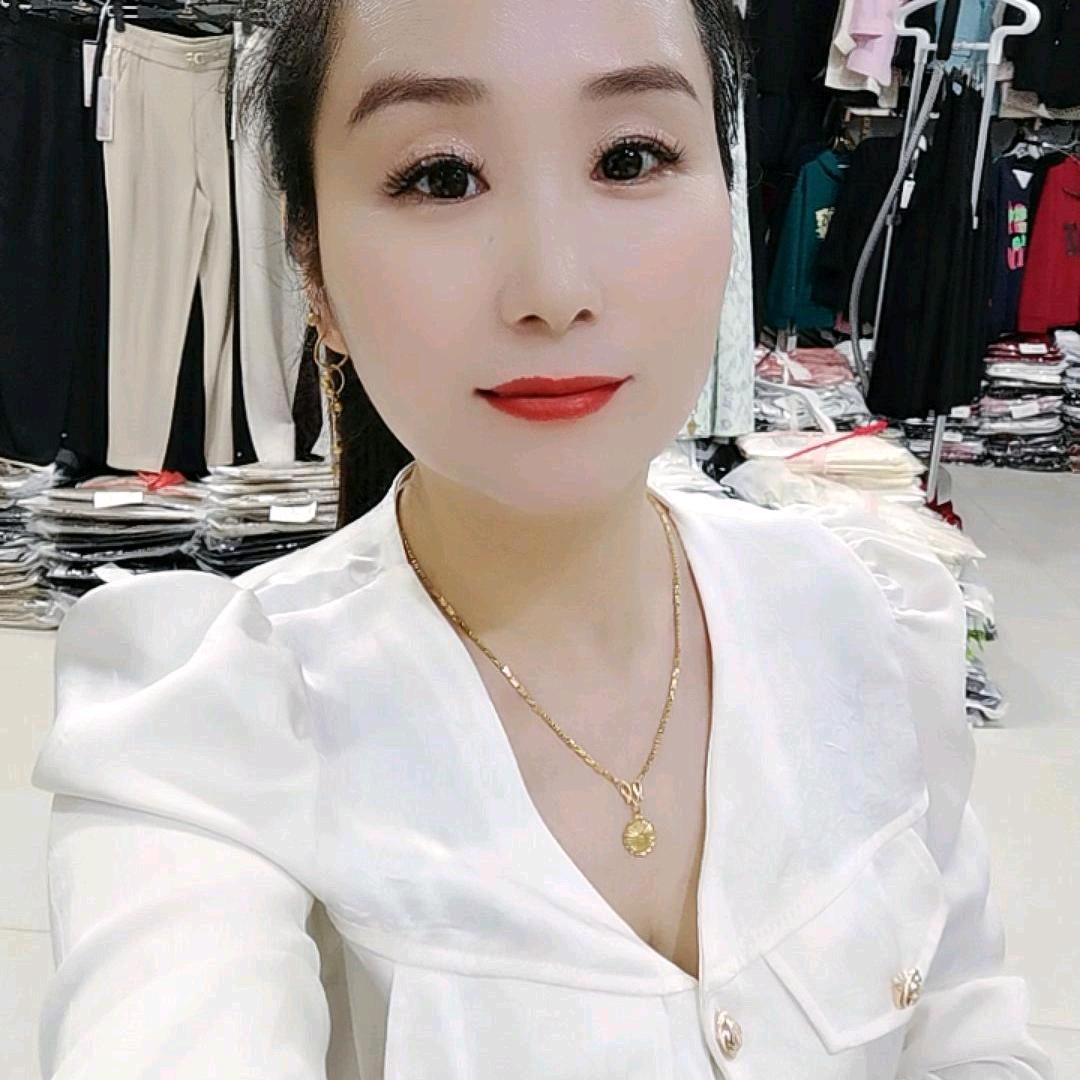 烟霞镇多彩服装店