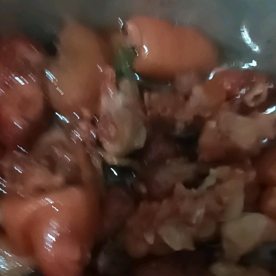 先摸腿后亲嘴