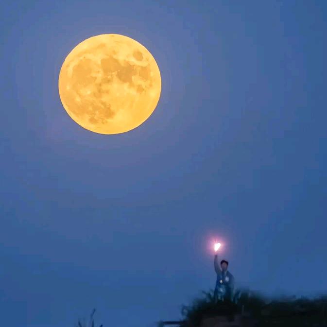 月亮的脸偷偷的在改变