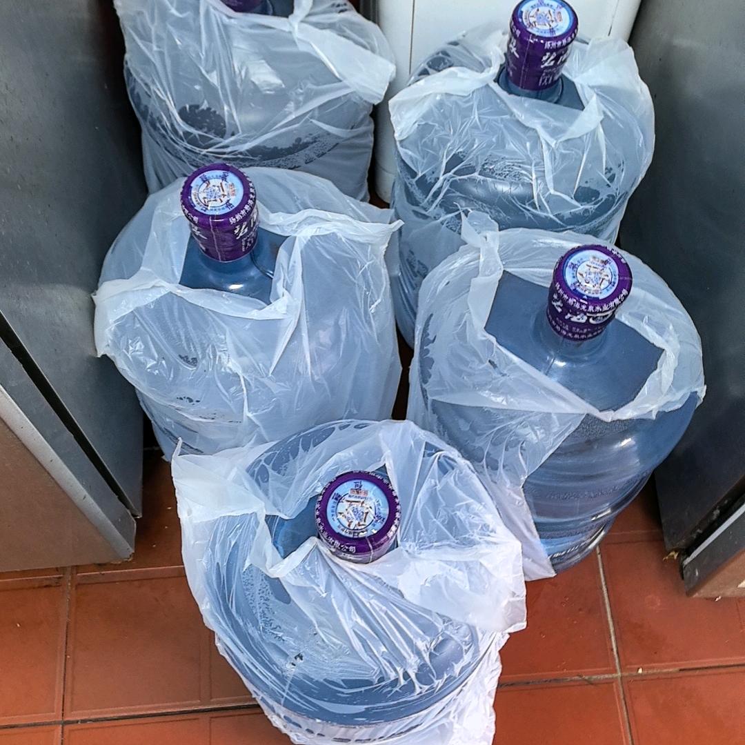 小睿宝送水中