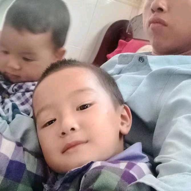 含着眼泪把手分