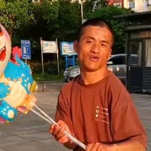 春国   在沅陵凤凰广场摆摊卖玩具