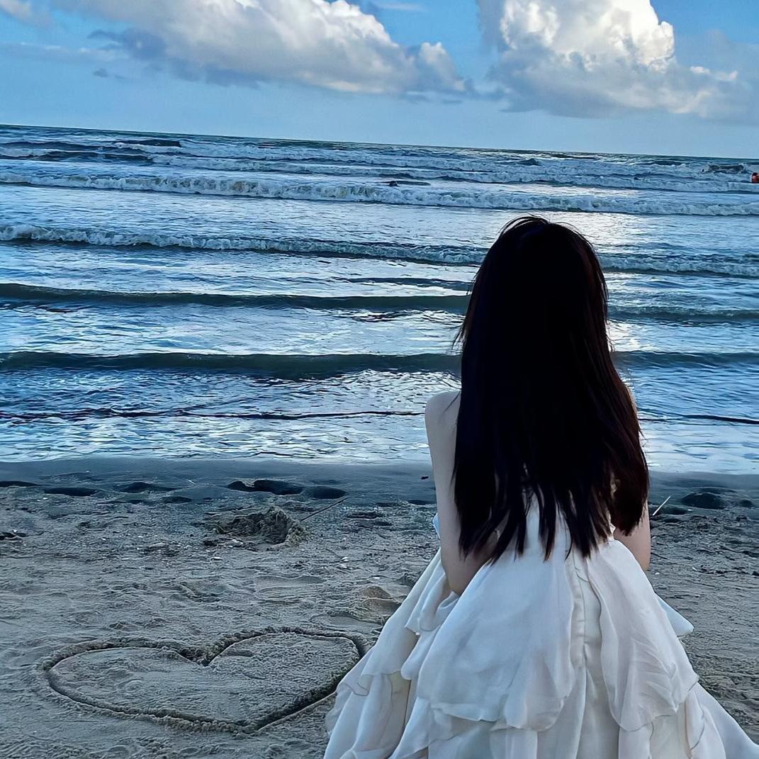 鹦鹉抄起小黑就跑