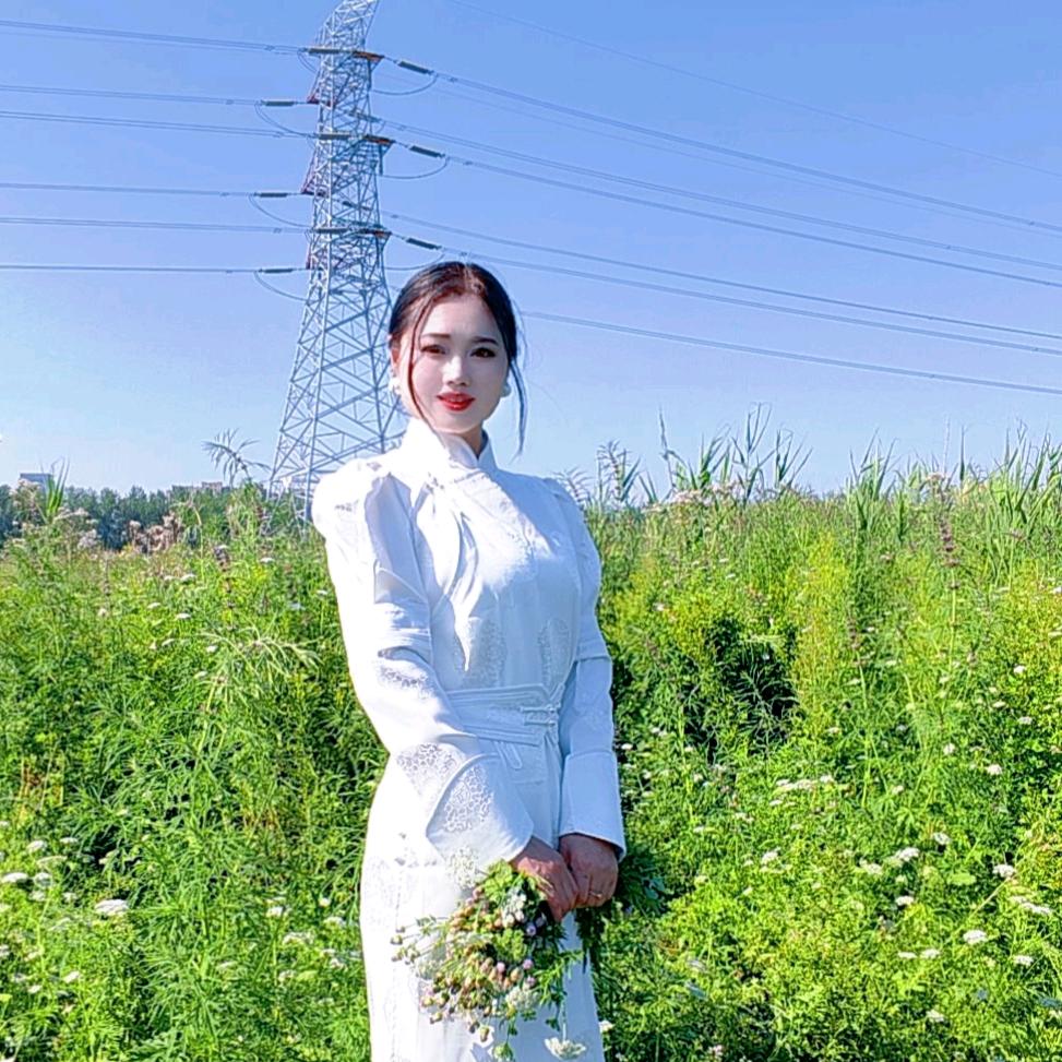蒙格丽民族服饰