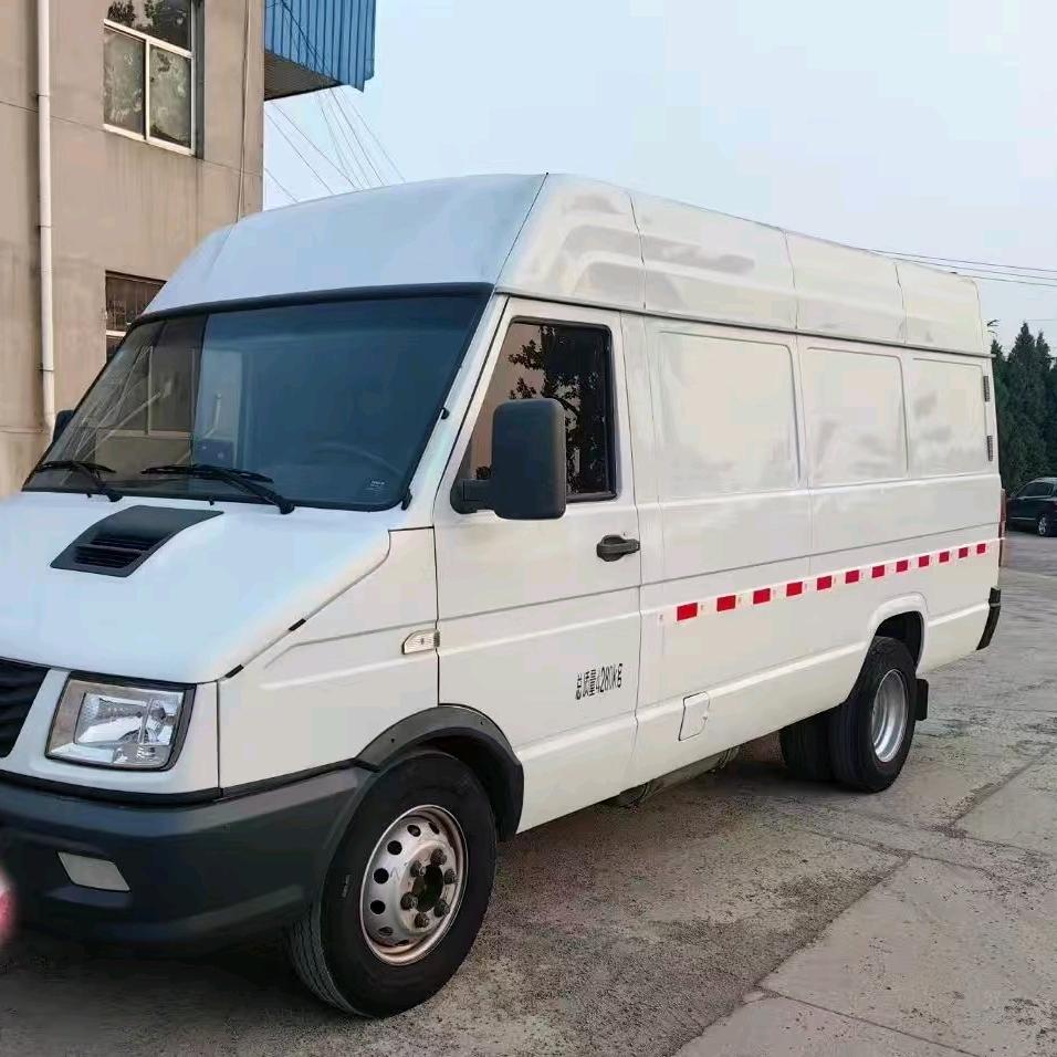 A 胖墩儿（开着依维柯胡吊儿跑）