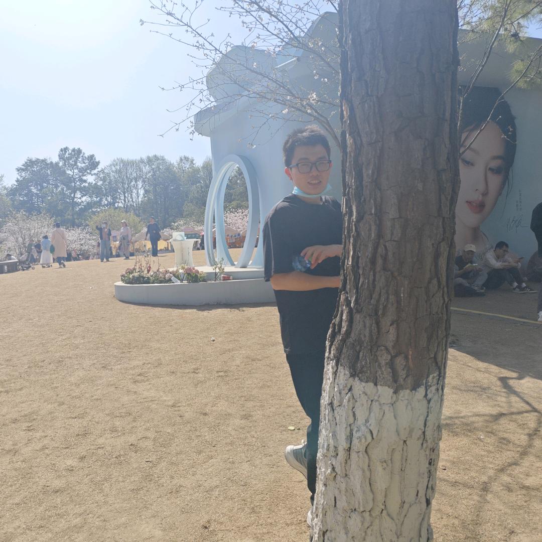 采蘑菇的小男孩