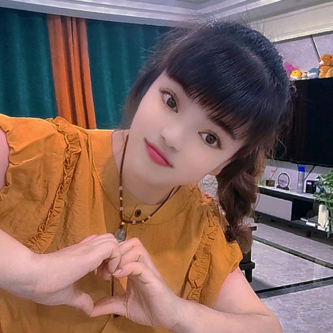 大眼睛，双眼皮的姐姐