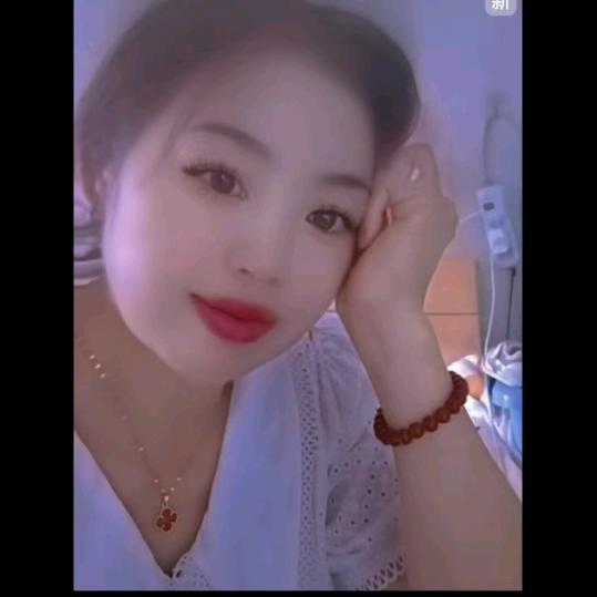 九妹微微一笑很阳光