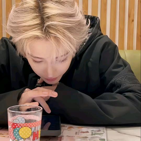 -张大嘴吃鸡翅^.