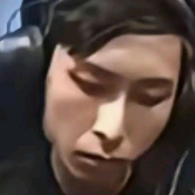 下辈子做只蟑螂吧，至少还有女生会为我尖叫