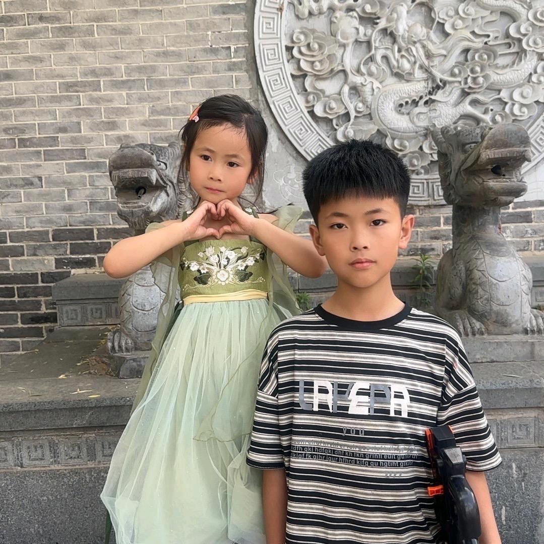 伊川童装尾货张若楠