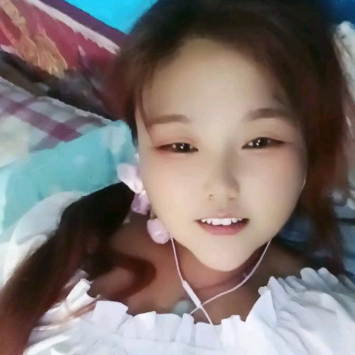 用笑容掩盖忧伤