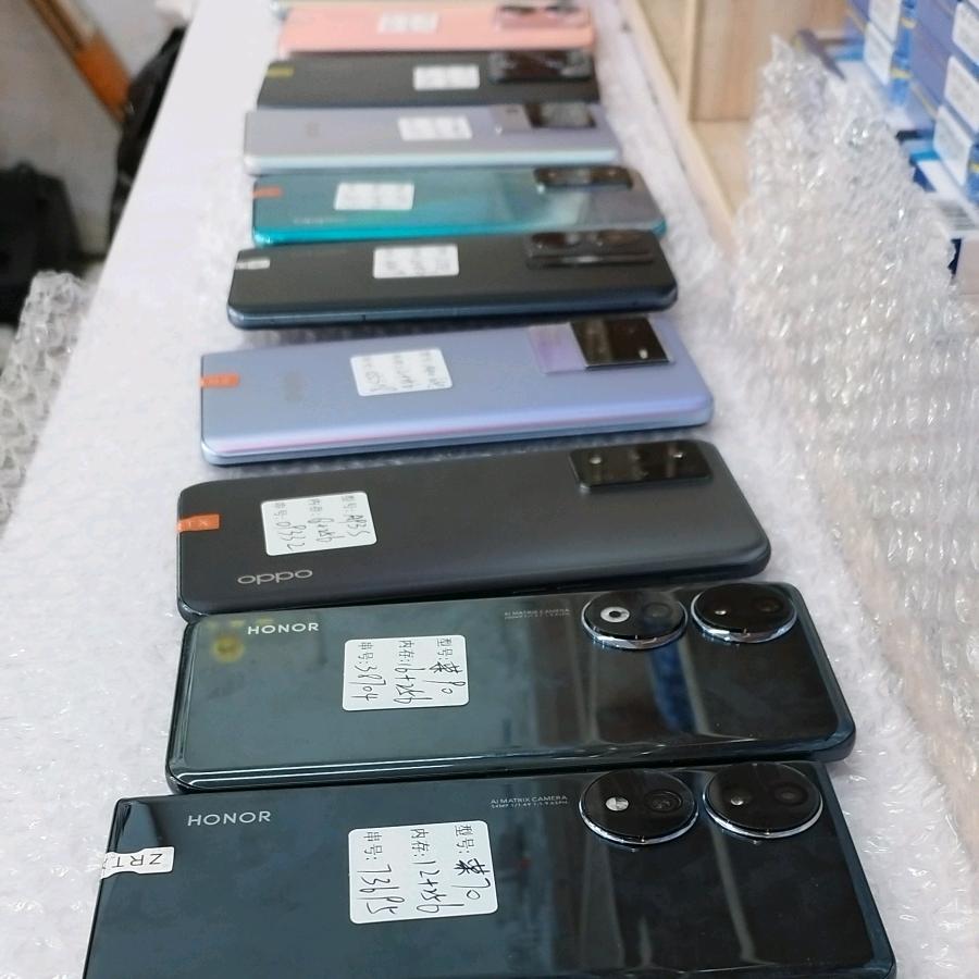 修手机的姐姐（首播）