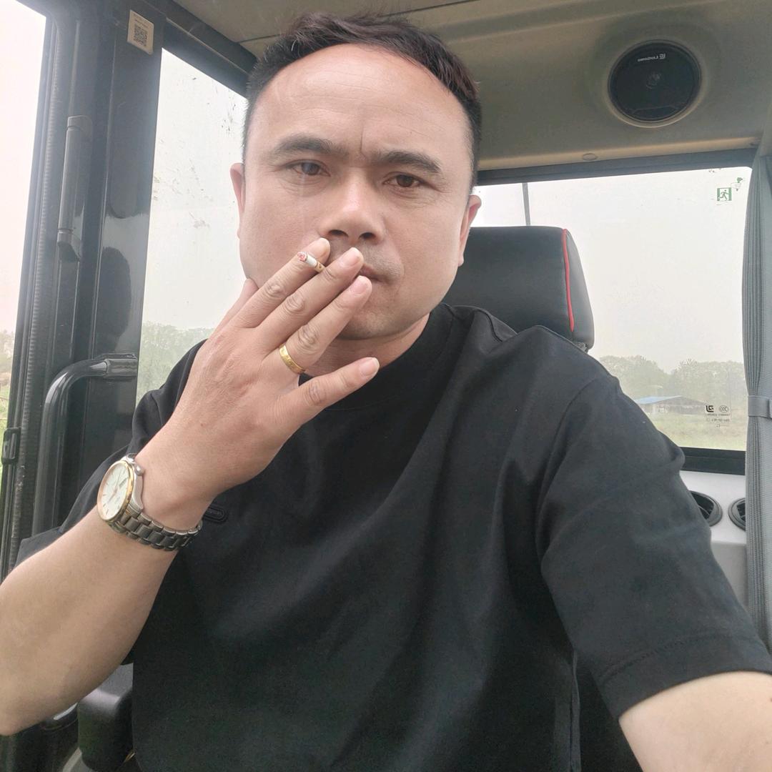 小何开挖机