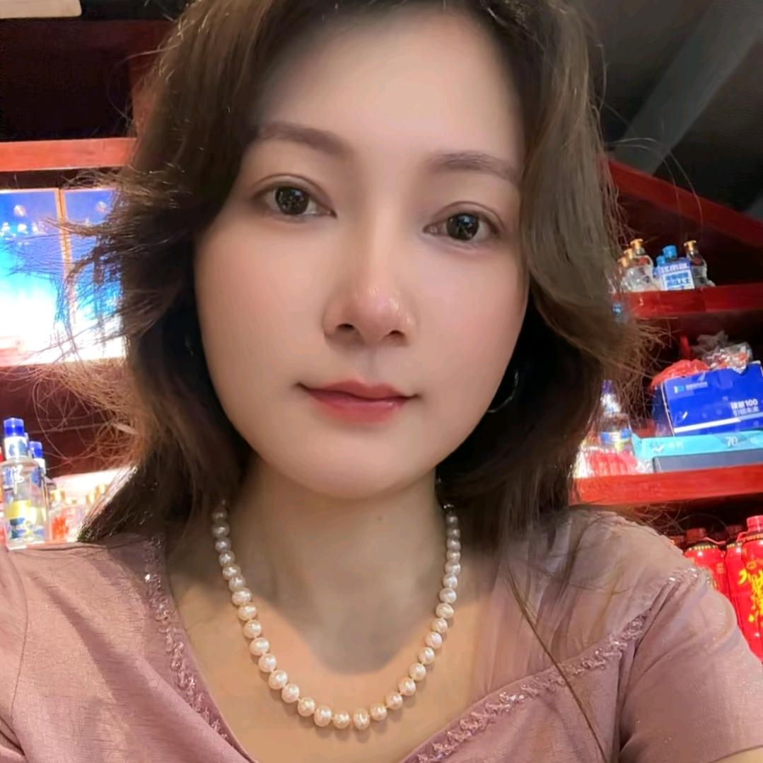 40岁的女人彩霞