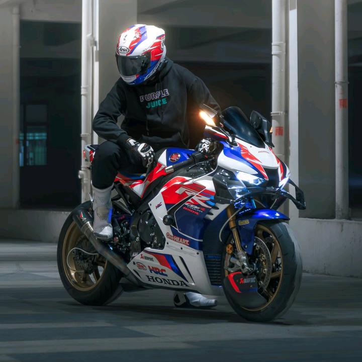 🍀小黑不黑但是也不白🍀