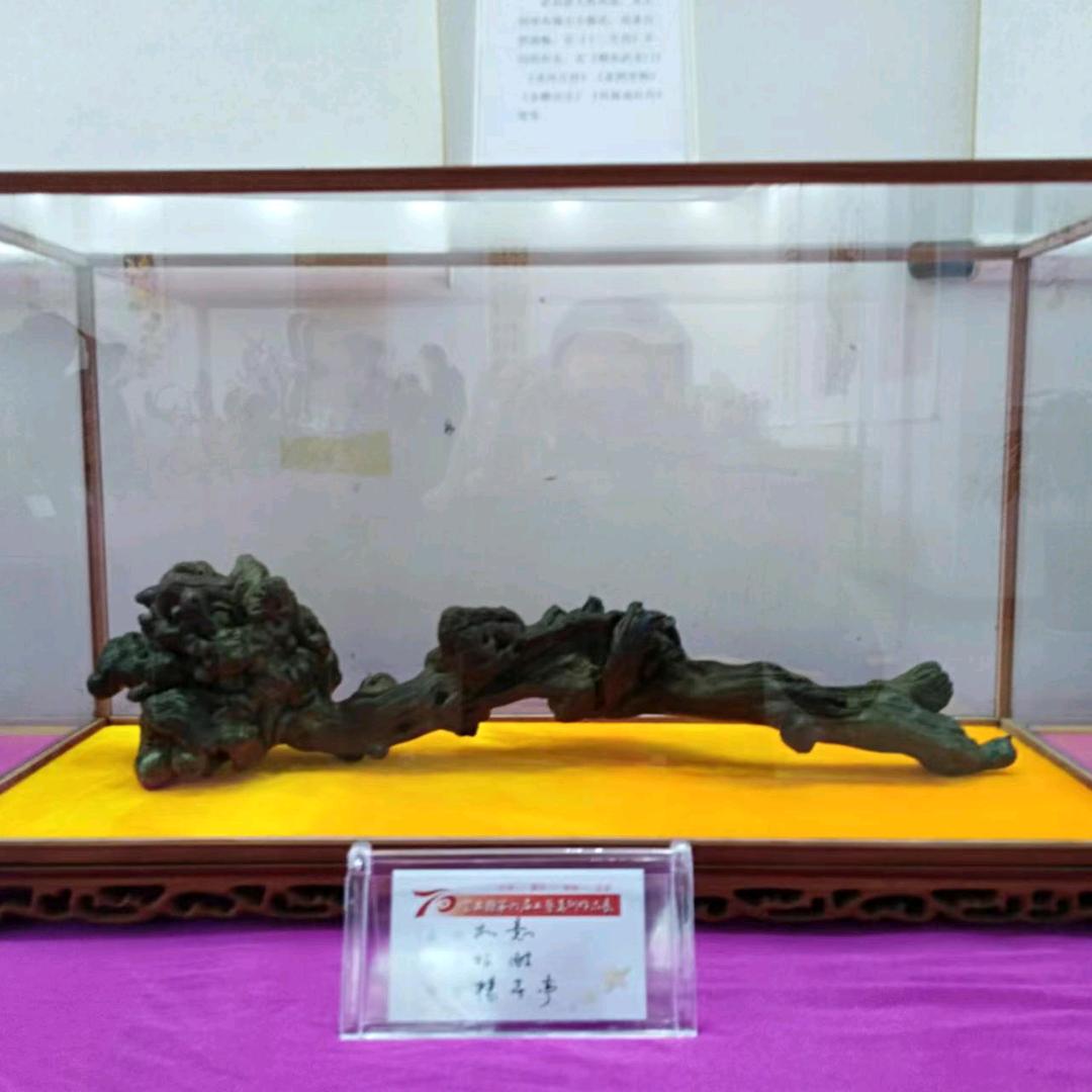 会贴膜的根雕艺人