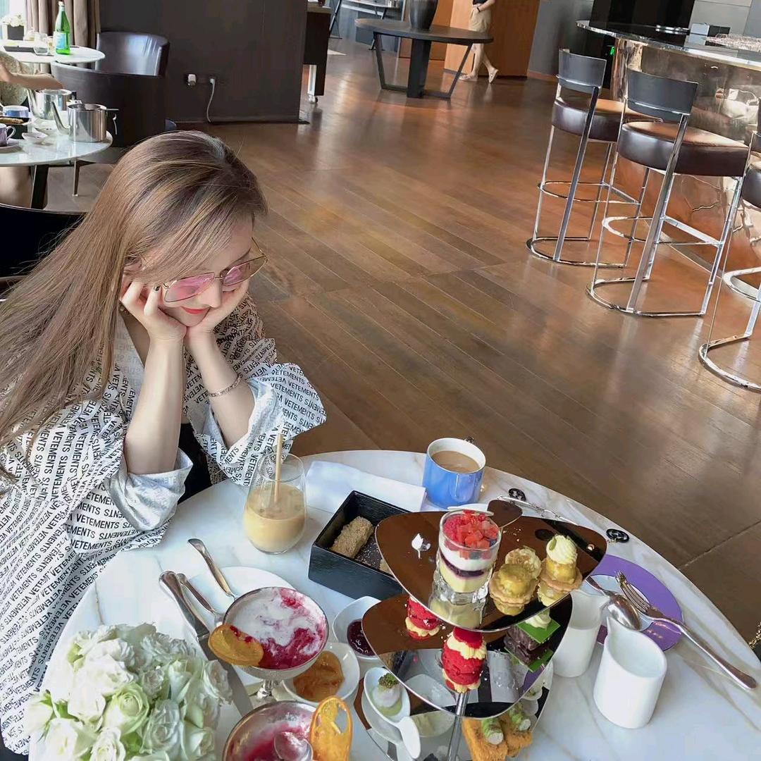 飞儿轻奢女装穿搭