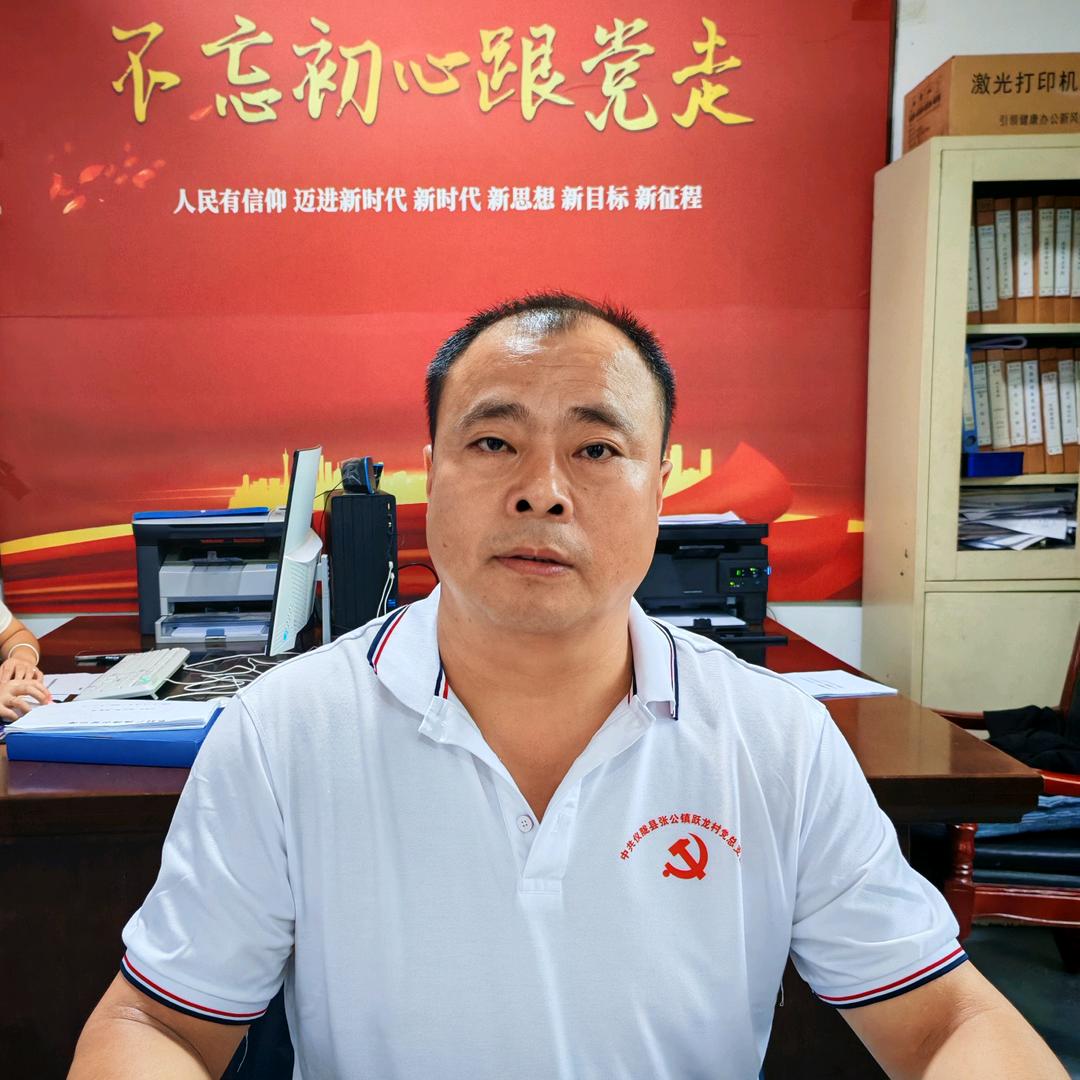 仪陇县跃龙村村干部吴江