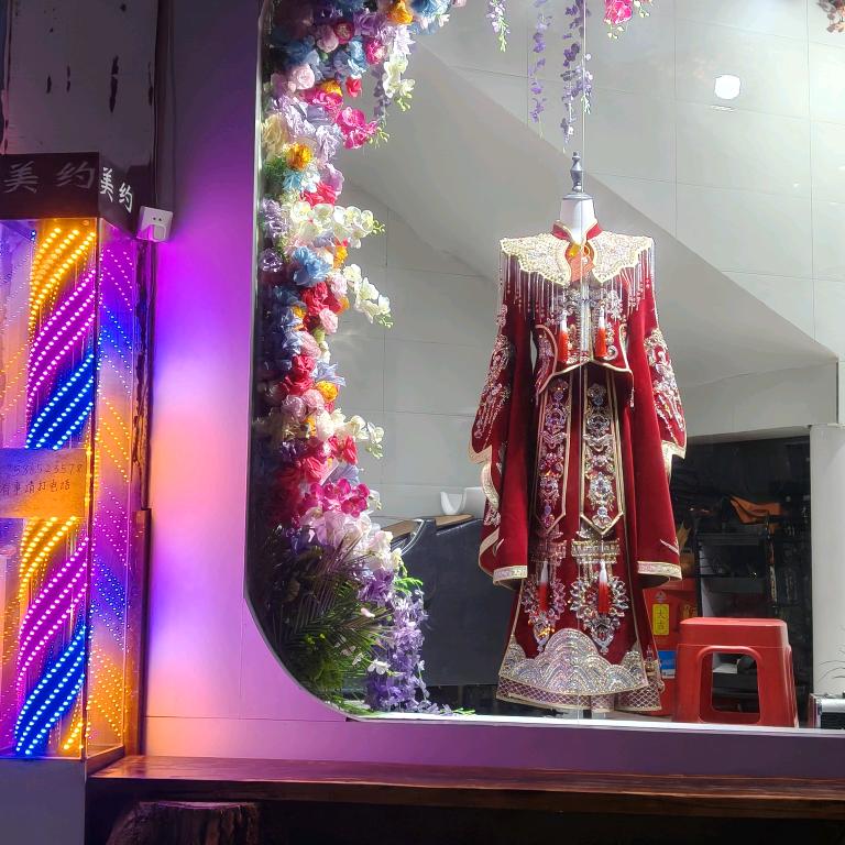 青场幸福礼婚纱秀禾服，新娘跟妆  订婚妆