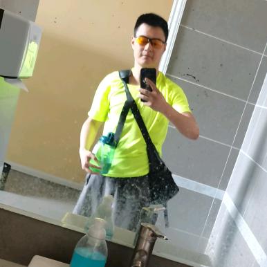 周松在健身（00后脑出血）