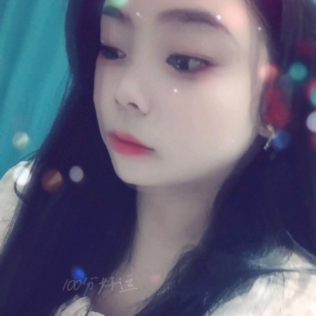 爱臭美的小姑娘