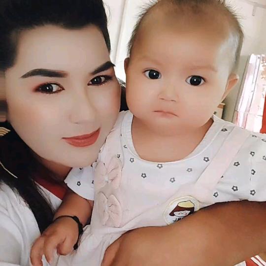 👩‍👦👩‍👦🌹