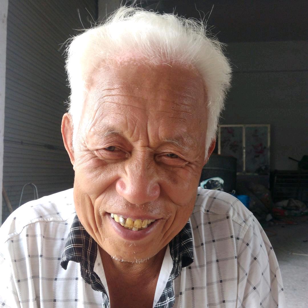 白发老人