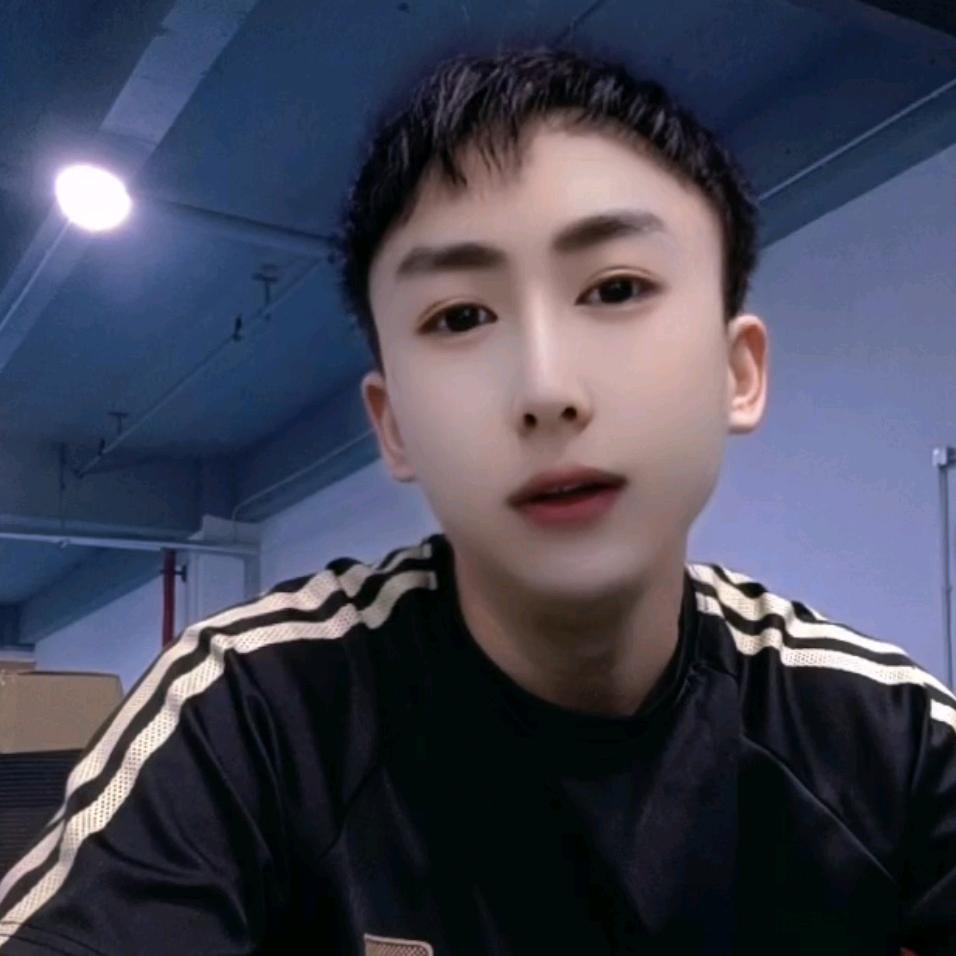 ༺李大白༺