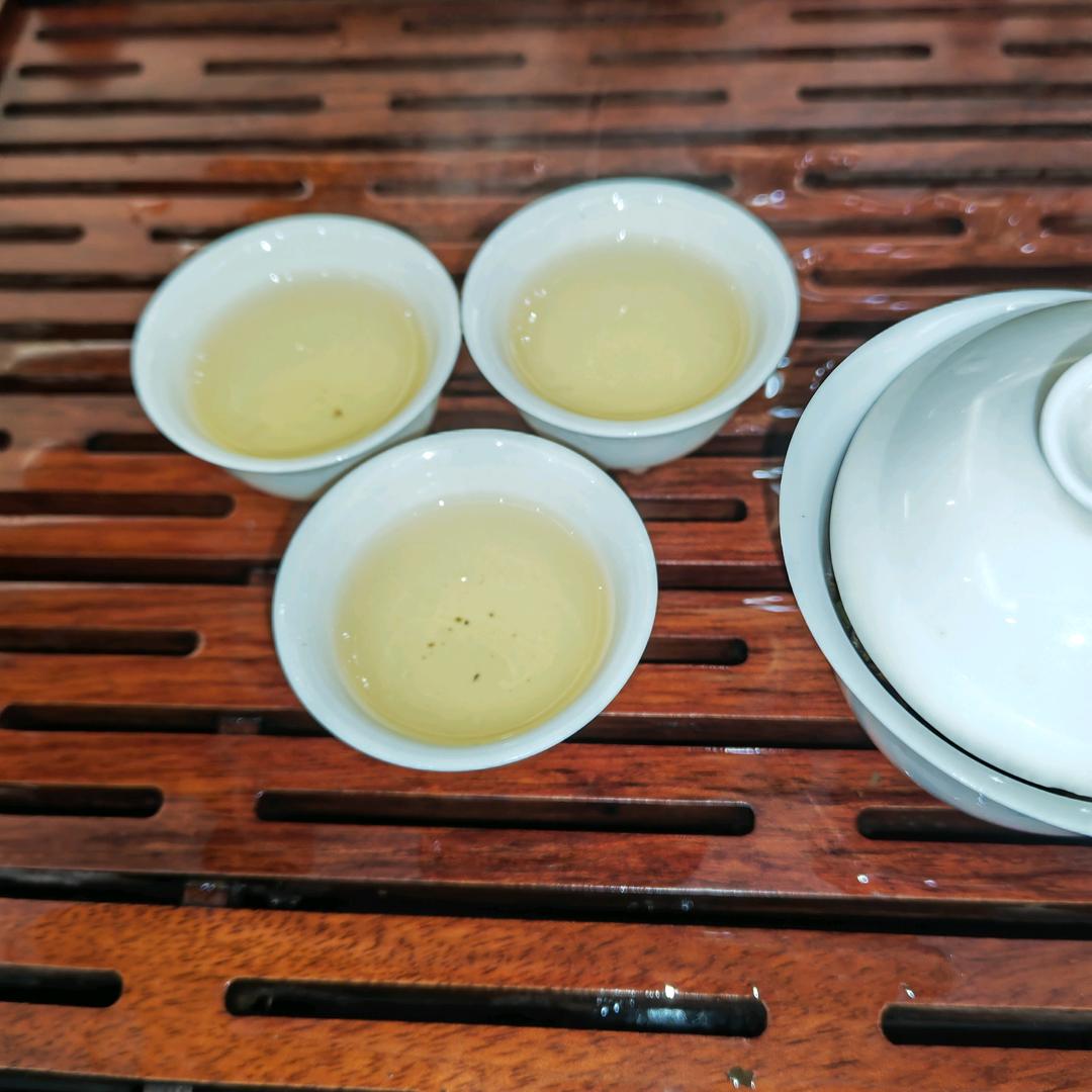 细佬背后是佬细