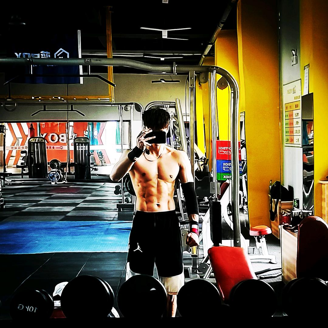 健身大师兄&歌手HY