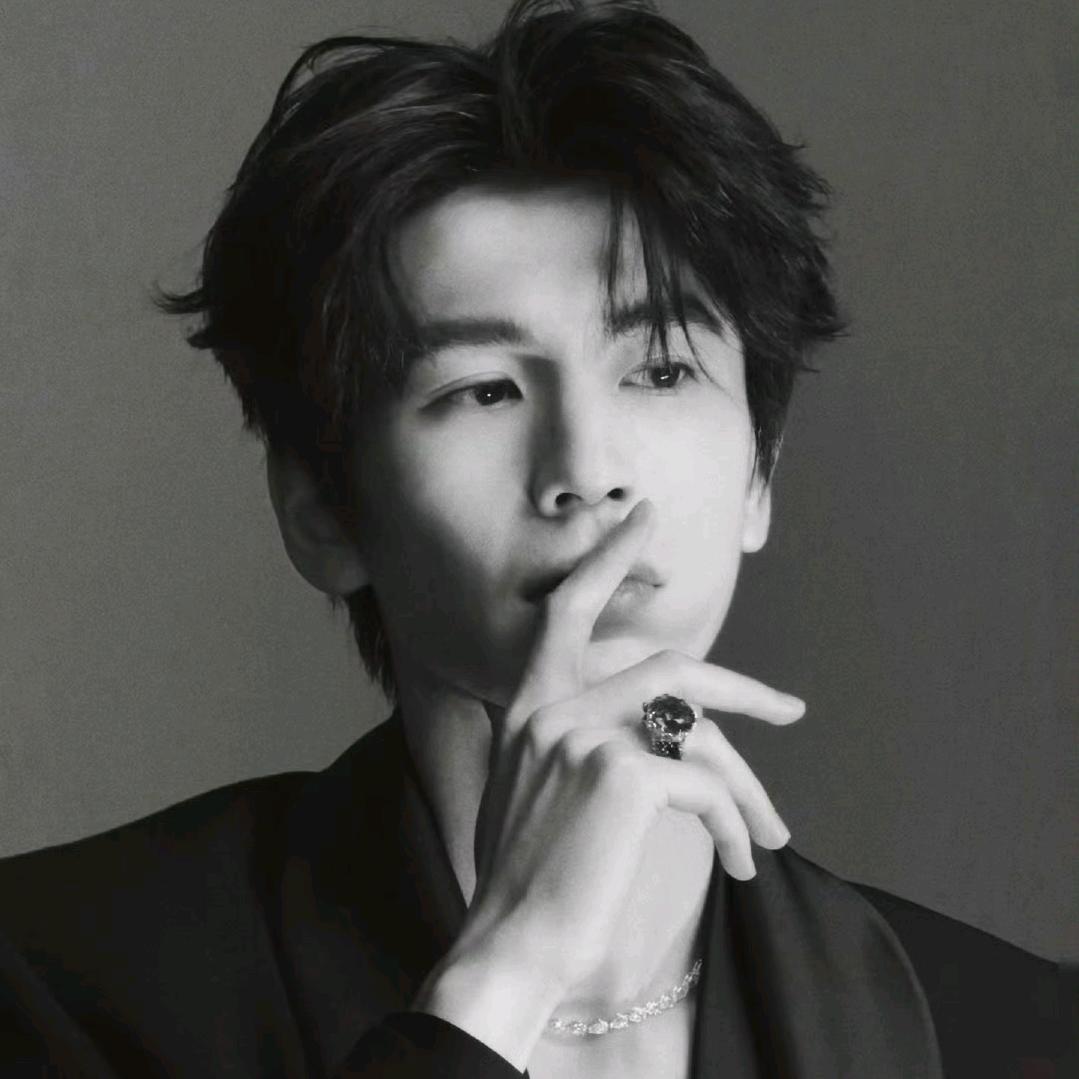 #R_（见过张凌赫且被翻版