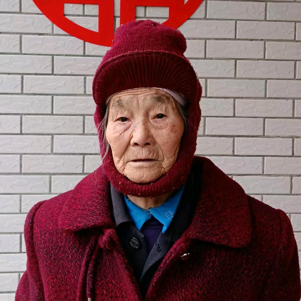 80岁  霞英奶奶