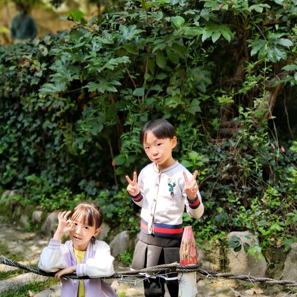 家里9个孩子。