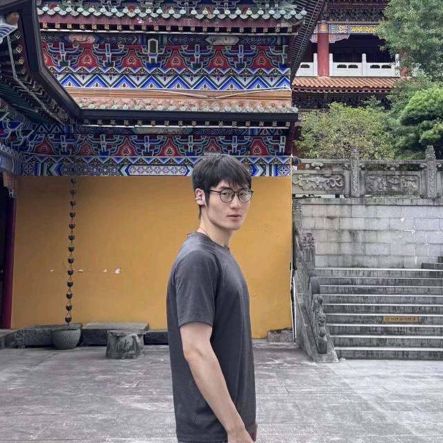 胸口有只大闸蟹