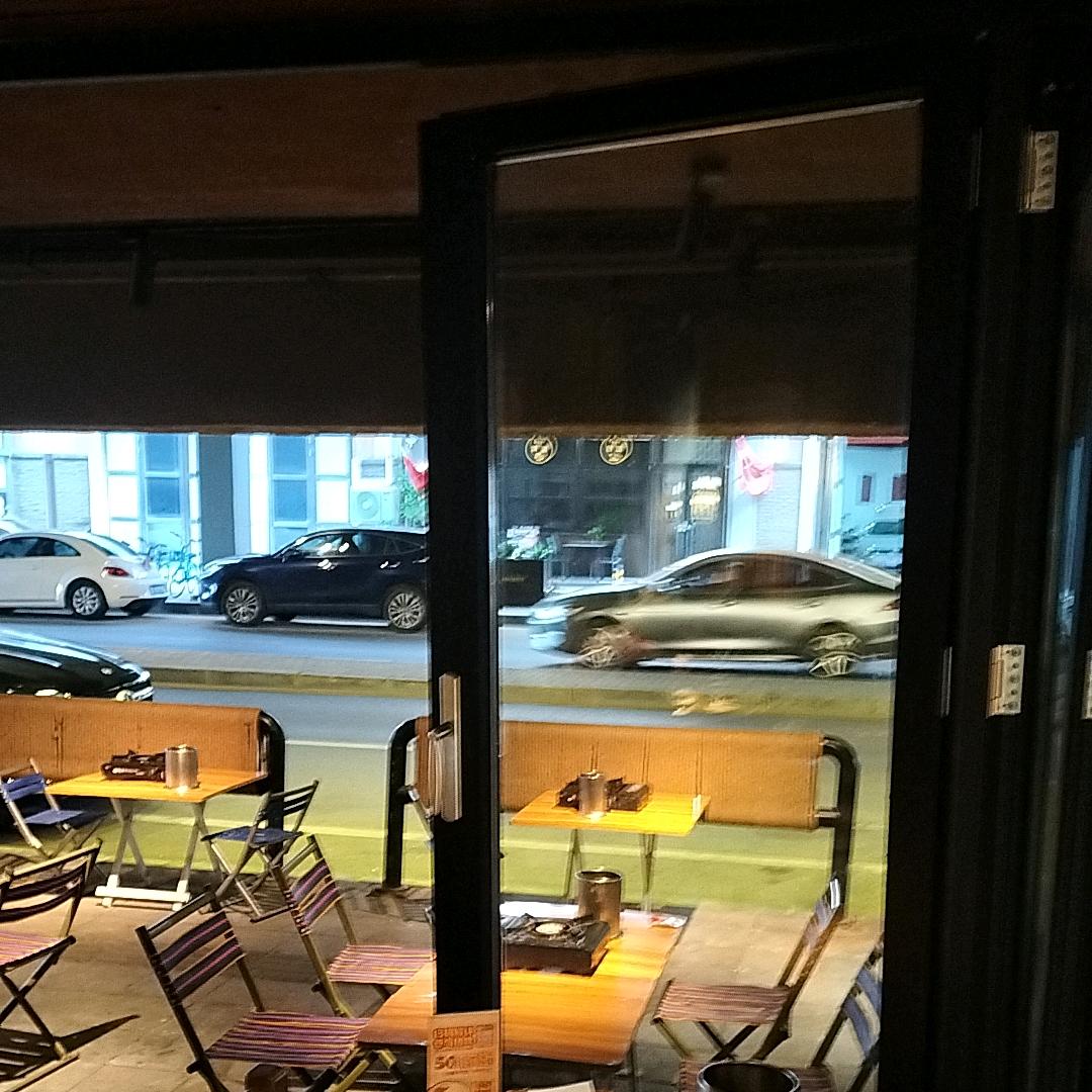 🌈🌟🌈采松树伞的孩子