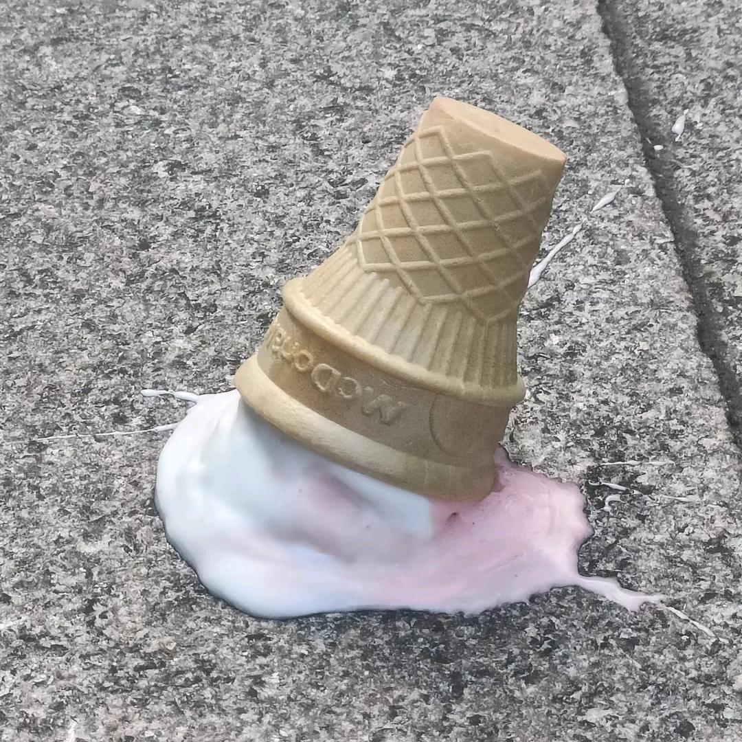 ♿️刚买的冰淇淋就掉在地上