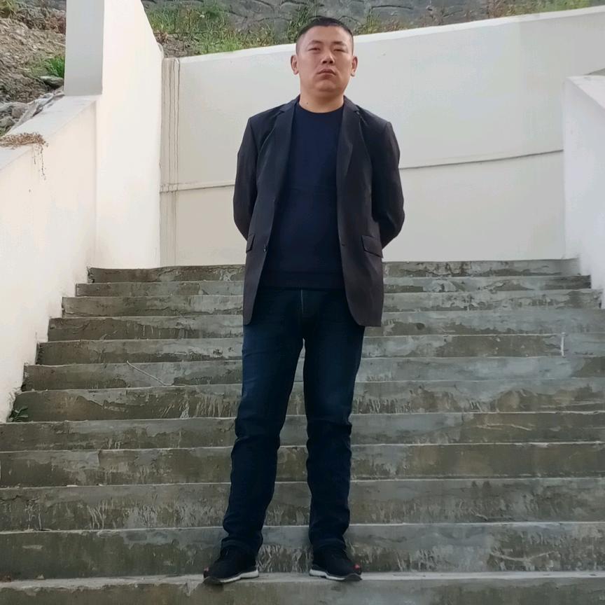 十堰市六里坪镇秦兴玉演艺公司。