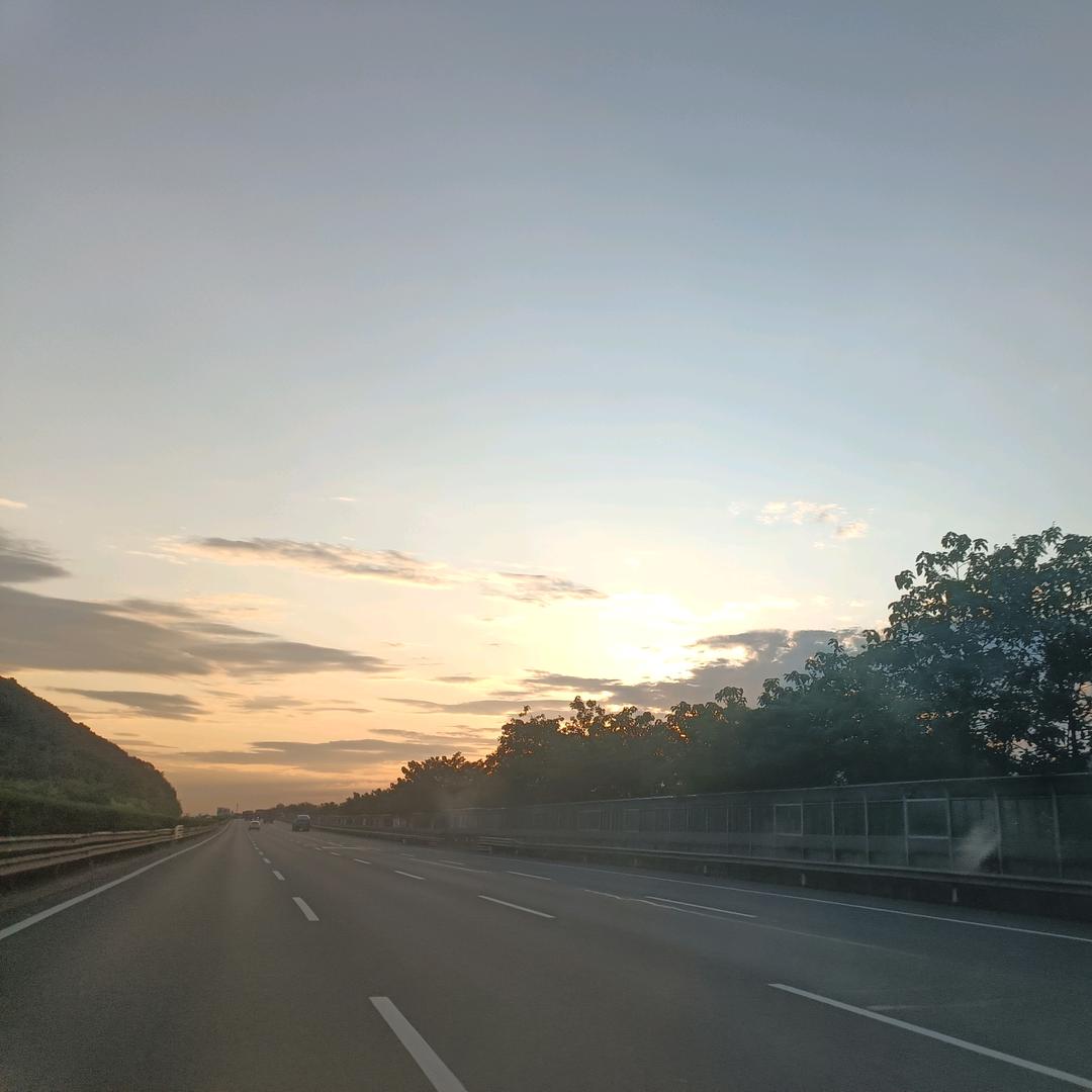 一半清醒一半醉。