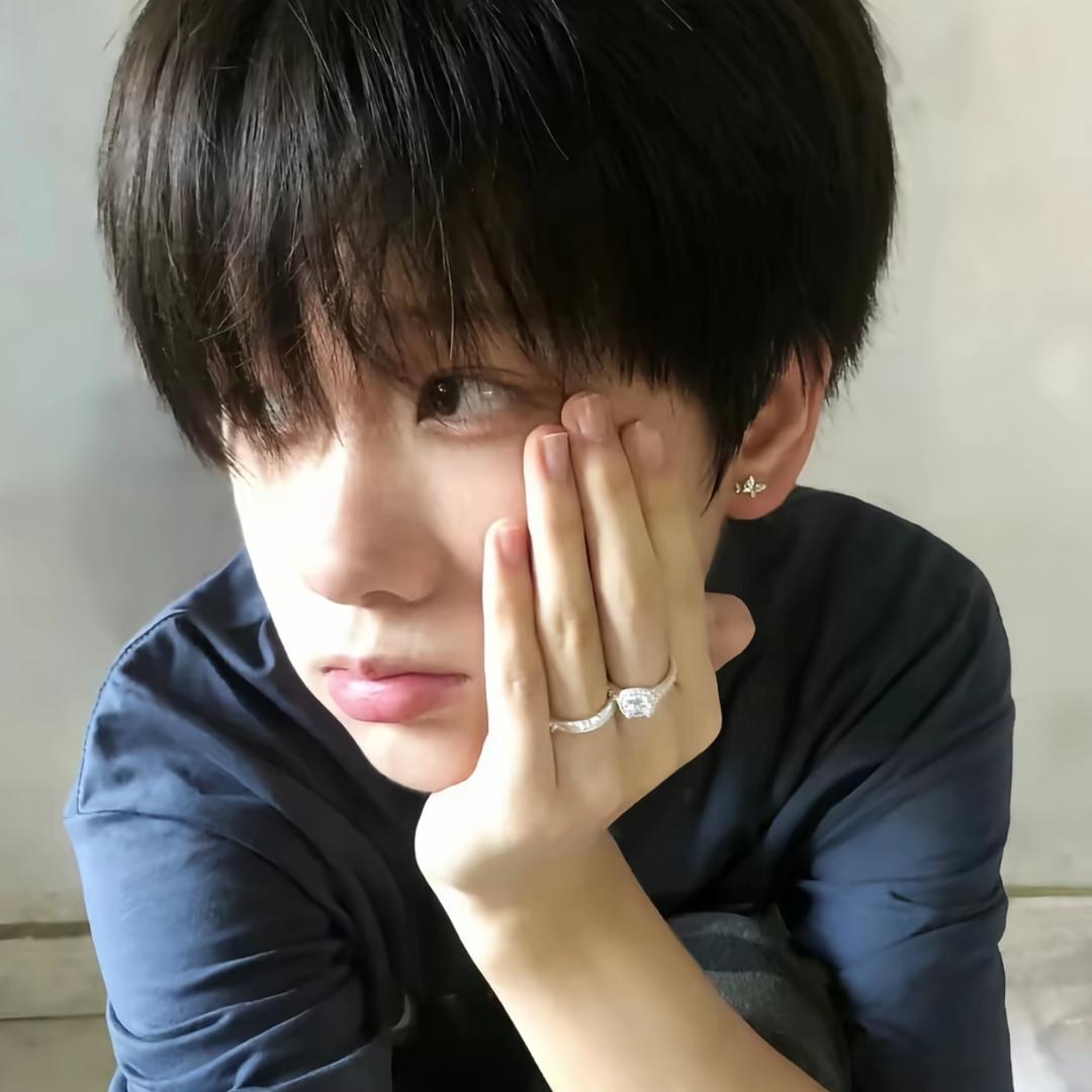 文静小男生