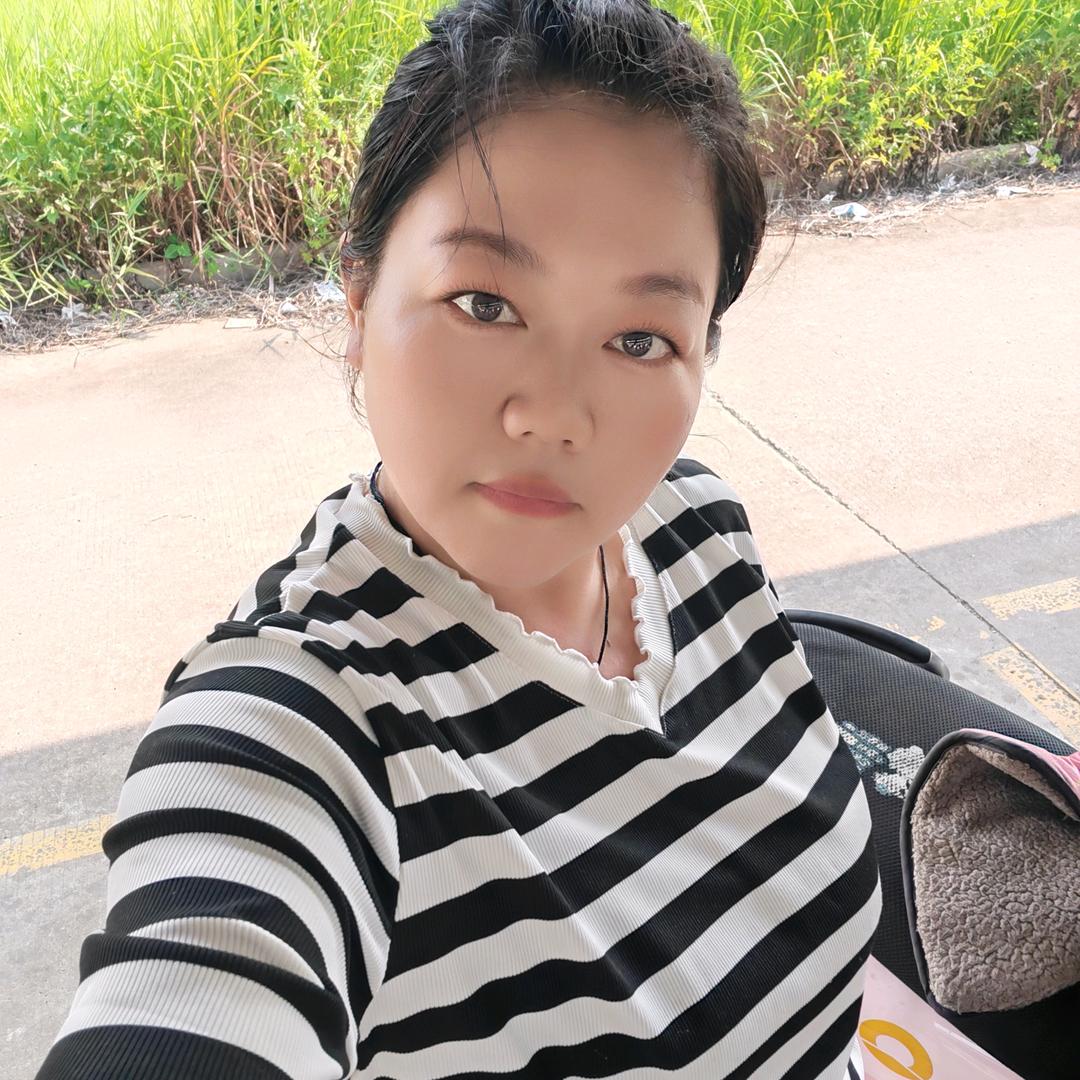 女人明媚如花