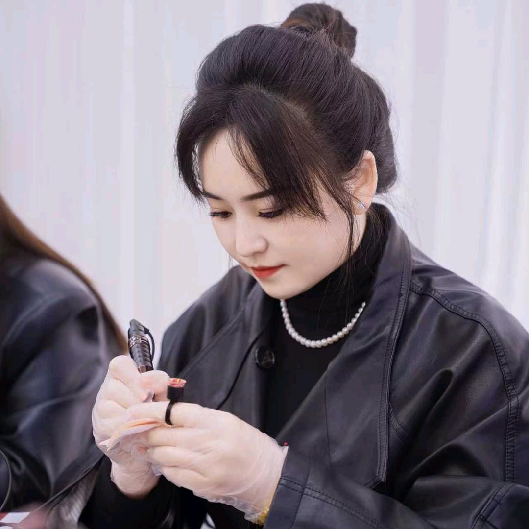 伍隍做眉毛的雨晴