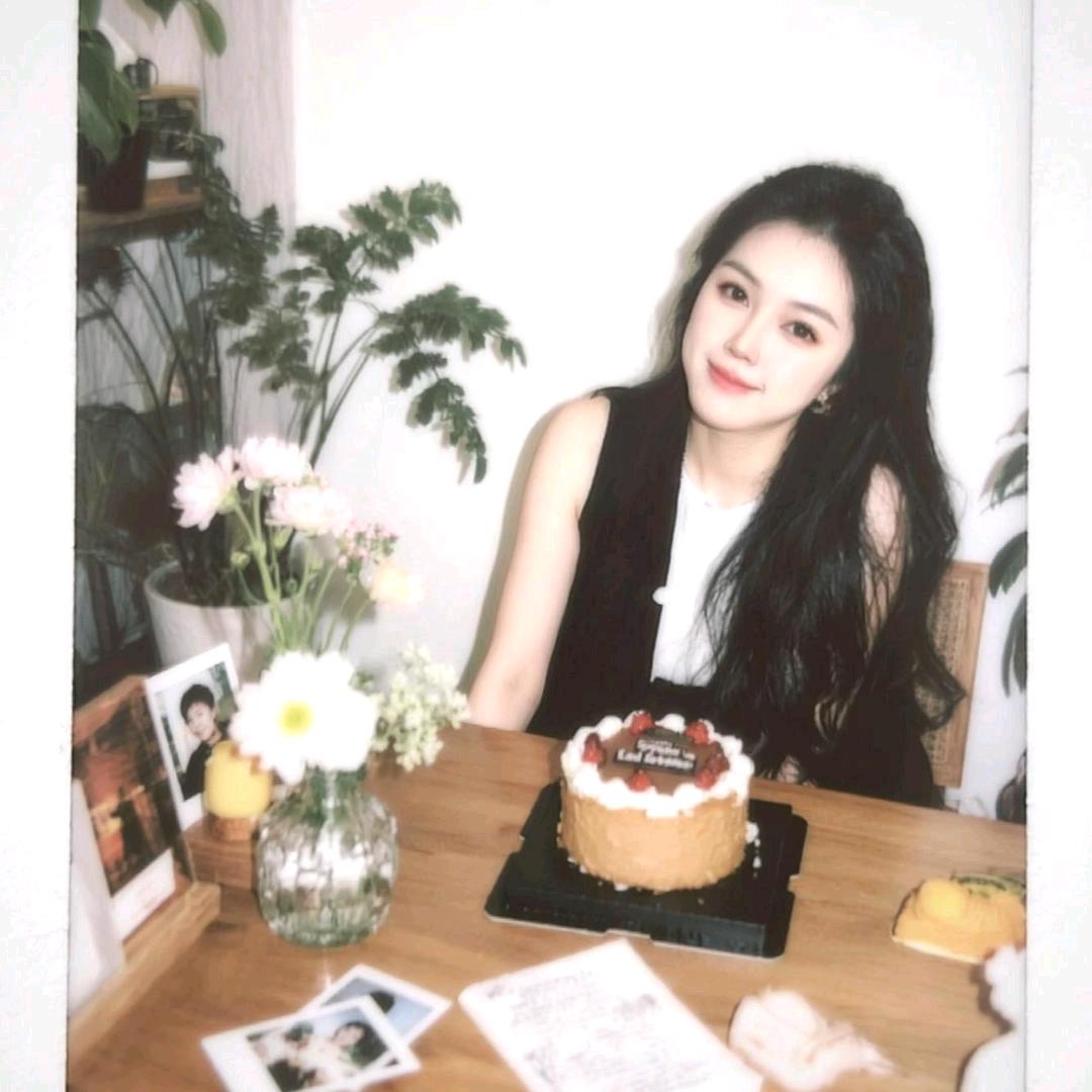 一个养法斗的小姐姐