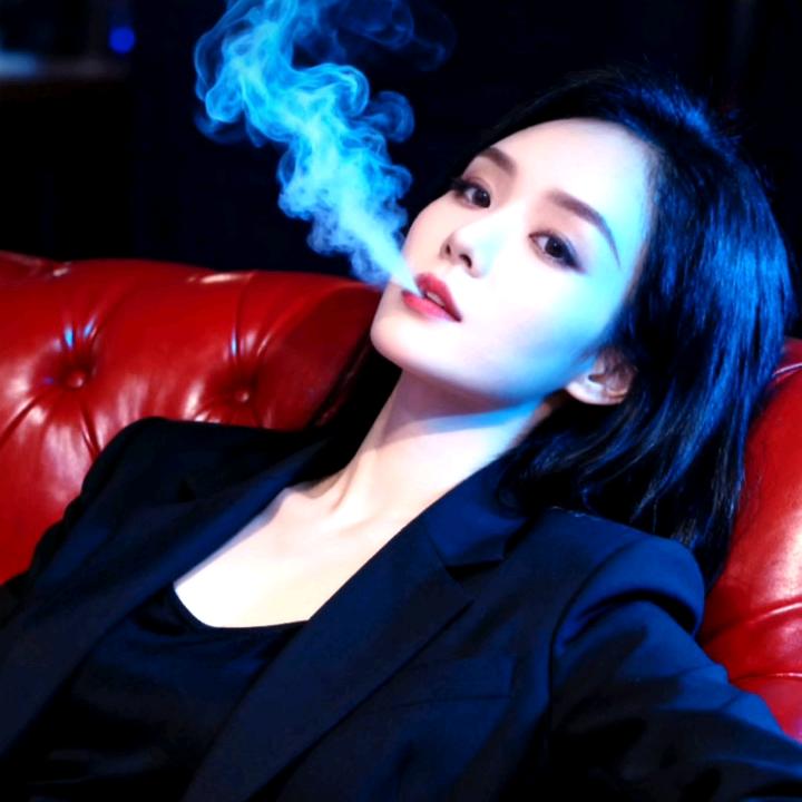 凌晨路灯照着我的疲惫