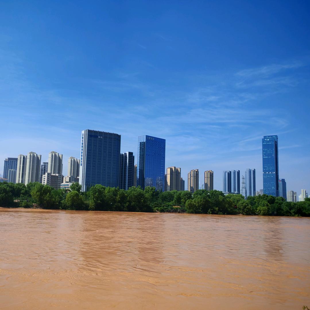 小时候可白了。