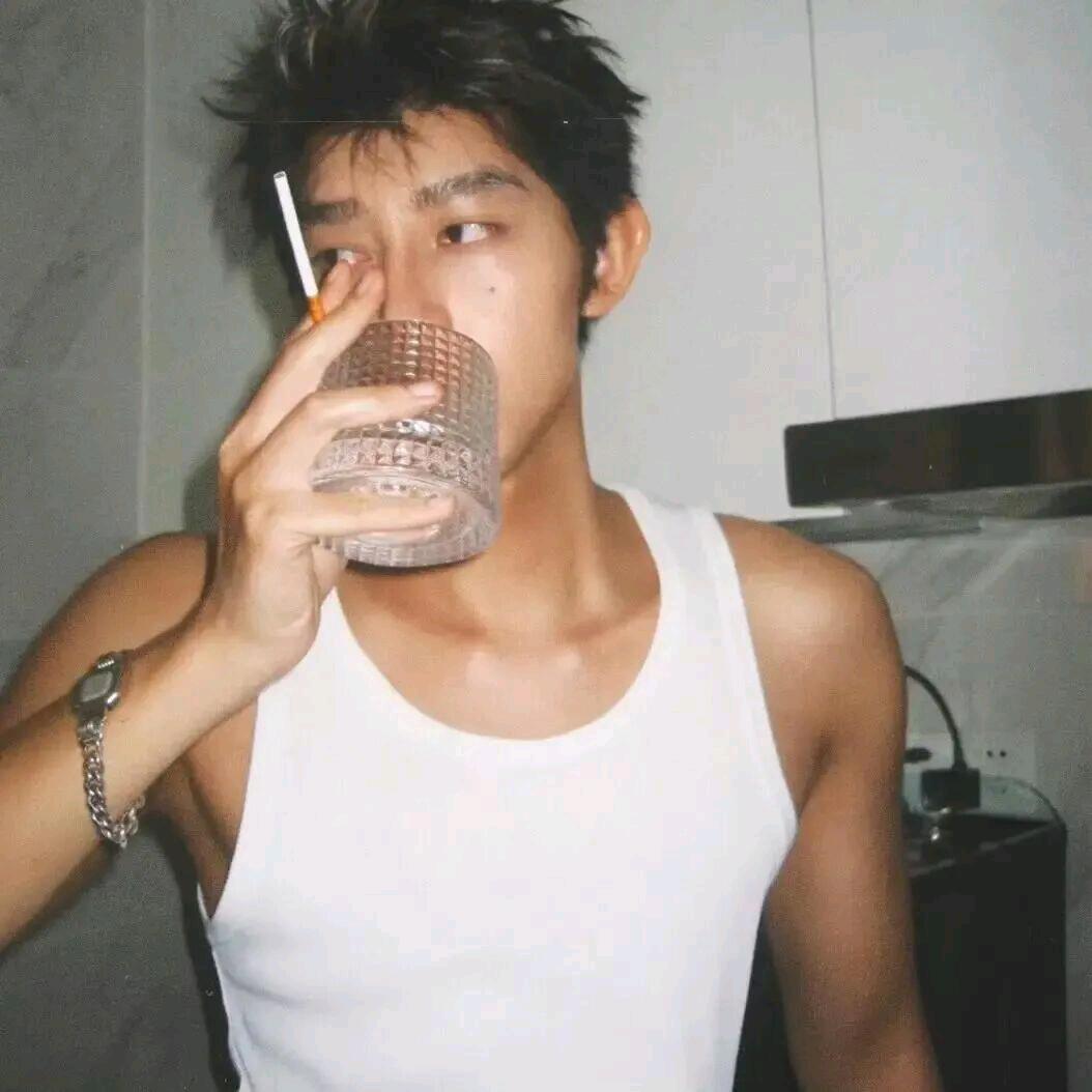 凌晨四点半没睡的Auღ