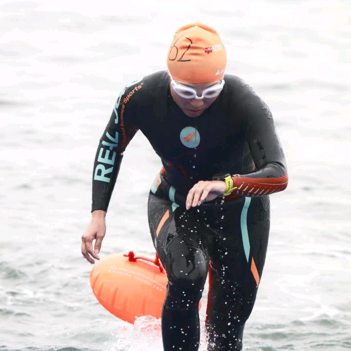 贺一百（刚子姐）